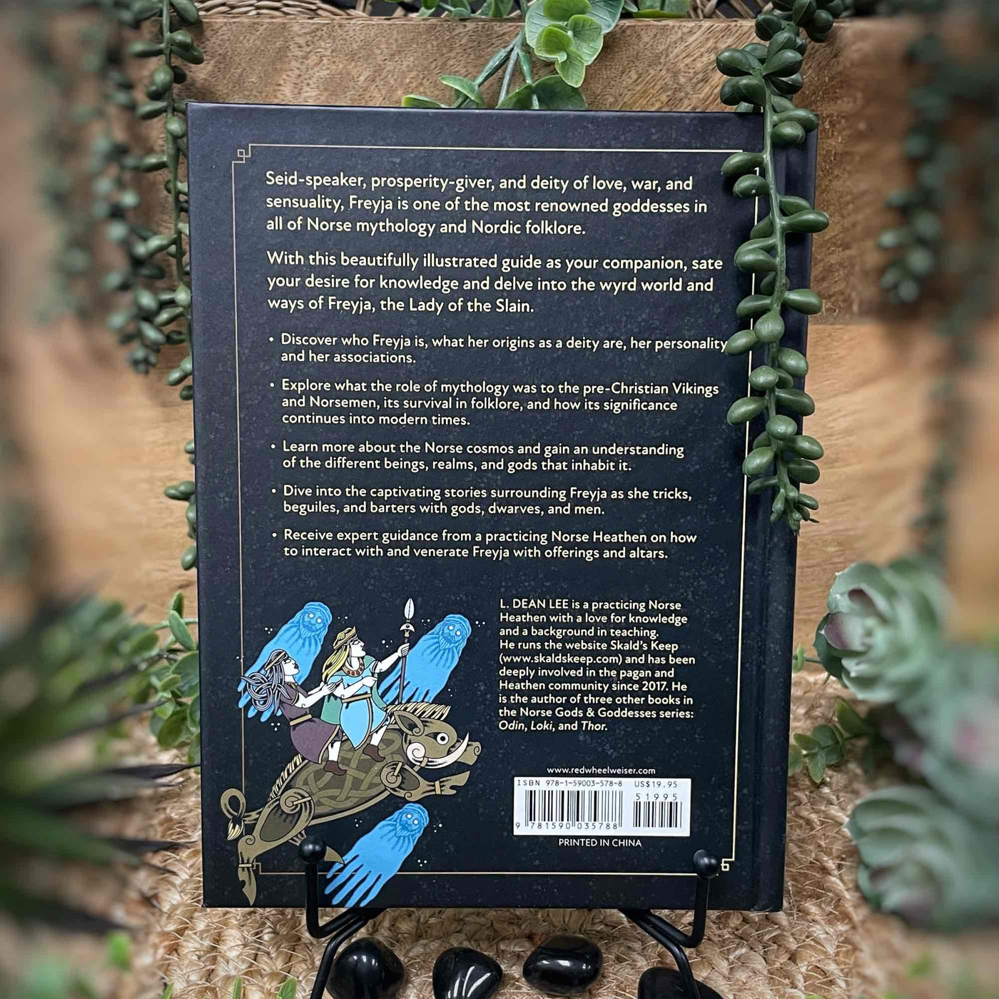 Freyja: An Illustrated Guide...Goddess of Magic, Love & War