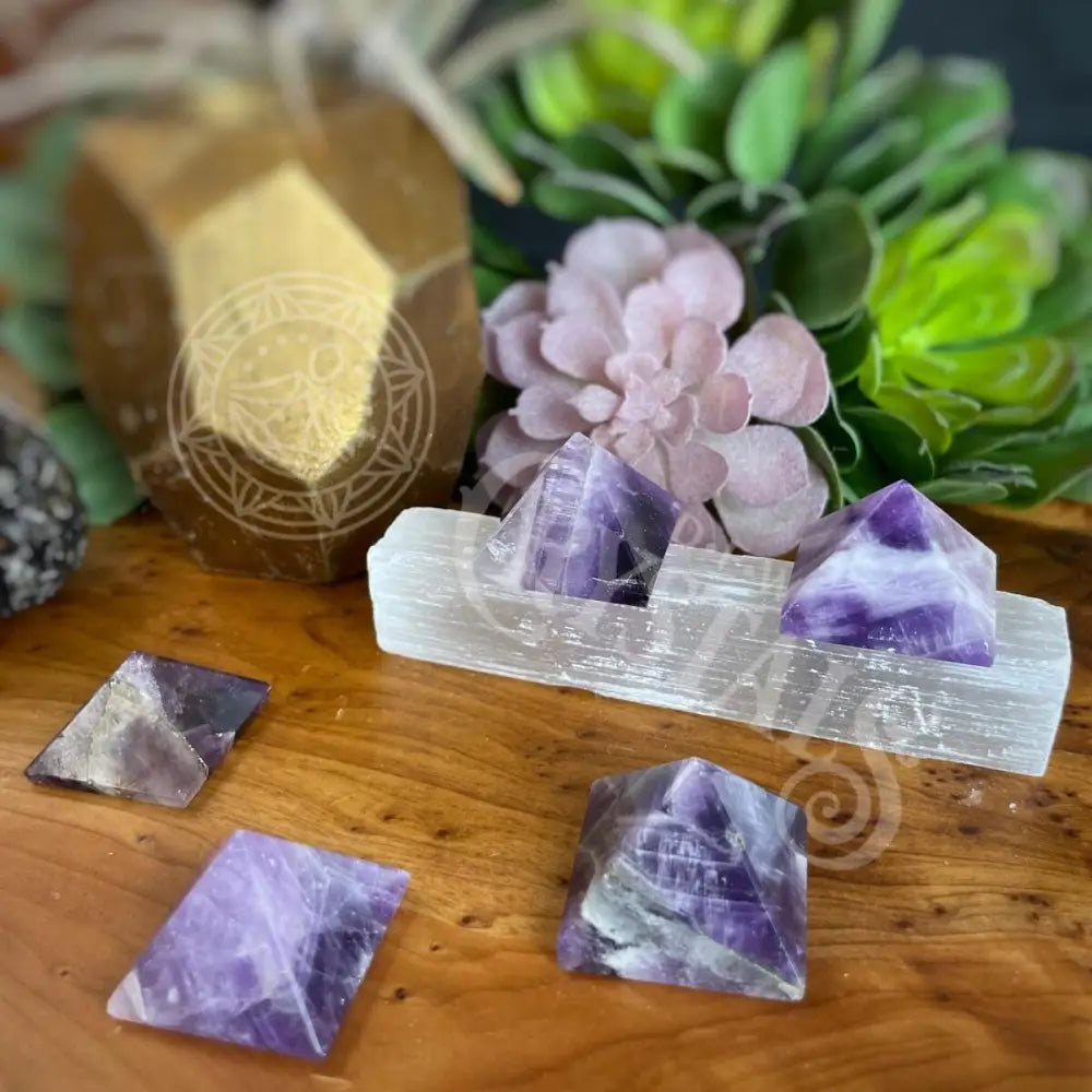 Pyramid - Amethyst 1.0 Crystals